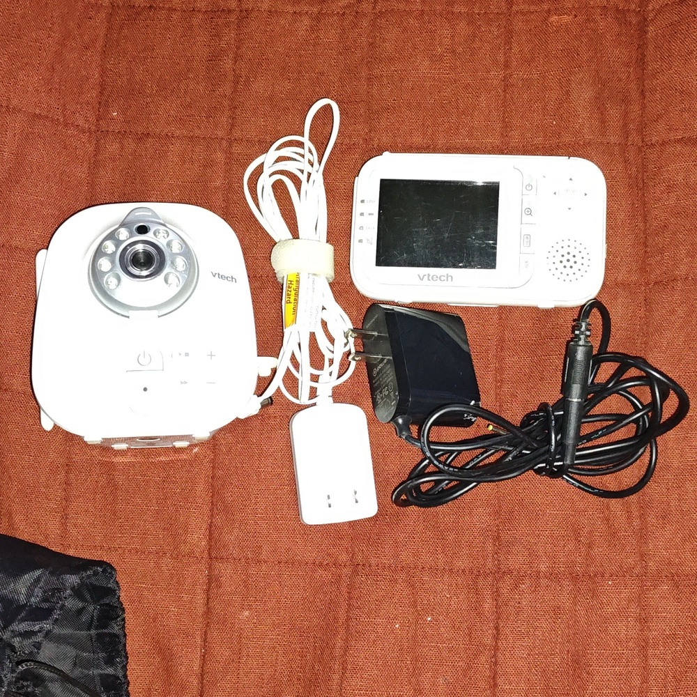 VTech VM321 Video Baby Monitor with Automatic Infrared Night Vision, Adjustable